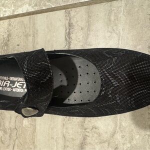 Mephisto Black Textured women’s comfort size 8 dress shoes. NEVER WORN